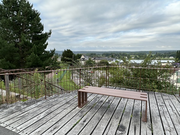 Belvédère aménagé en bordure de l'ancienne voie ferrée. Nous allons prendre l'escalier à gauche pour suivre la direction de la forêt par la rue de Hauteville.