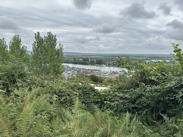 Arrivés sur les hauteurs de Duclair, nous restons sur l'ancien tracé du GR2, à la Côte des Moulins, pour bénéficier des panoramas sur Duclair et sur la vallée de la Seine.