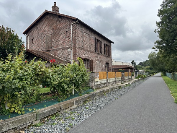 Nous voilà de retour sur l'ancienne voie ferrée, au niveau du bâtiment qui fut la gare de Duclair.