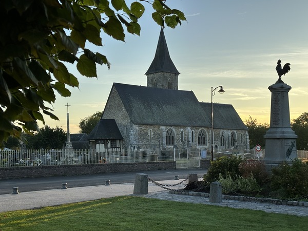 Nous passons non loin de l'église Notre-Dame (XIIIe et XIVe).
