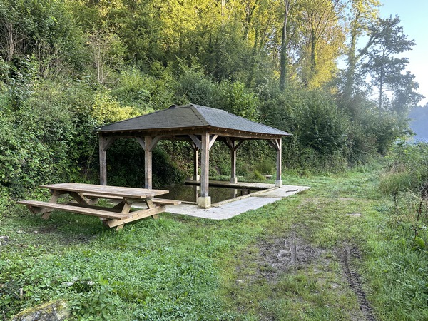 Source et lavoir de la Fontaine Barbotte. Le ruisseau de Tourville est l'un de ces nombreux ruisseaux qui coulent vers le Sébec puis la Risle.