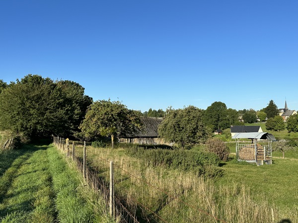 Nous voyons déjà la flèche de l'église de Saint-Symphorien à droite.