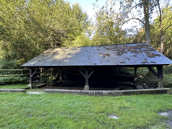 Voilà le lavoir aménagé près de la source Saint-Laurent. La source fait toujours l'objet de pèlerinages, elle est réputée contre les maladies de peau. Les pèlerins trempent un linge dans l'eau, et après l'avoir appliqué sur la peau, l'accrochent près de la statue de Saint Laurent.