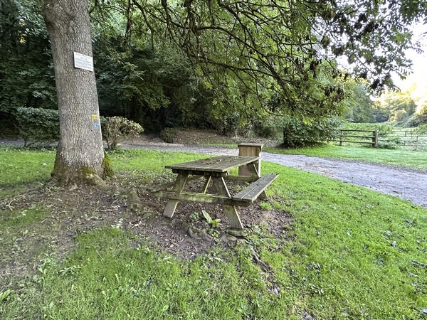 L'endroit n'est pas aussi aménagé qu'on le supposait en lisant la documentation de l'OT de Pont-Audemer, et ne bénéficie que d'une seule table de pique nique.