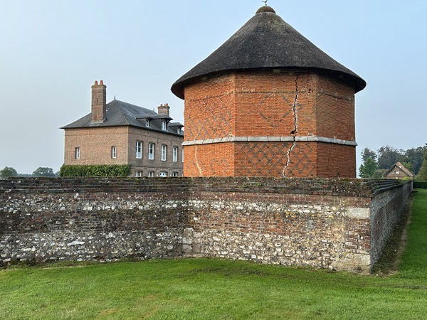 Sur notre droite, du côté des dépendances, voici l'un des deux colombiers du château.