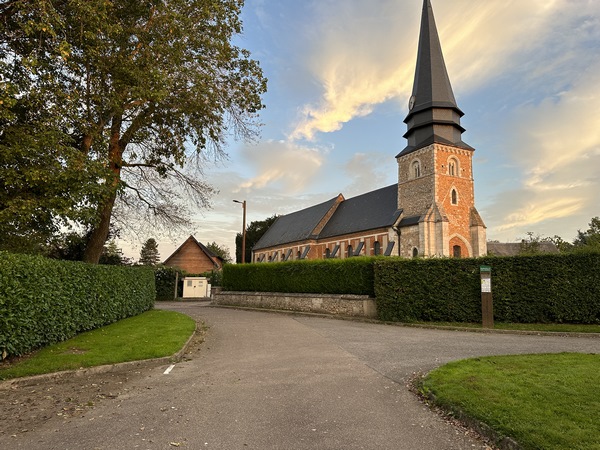 Nous partons du parking de la salle des fêtes, derrière l'église Saint-Martin d'Ecalles-Alix.