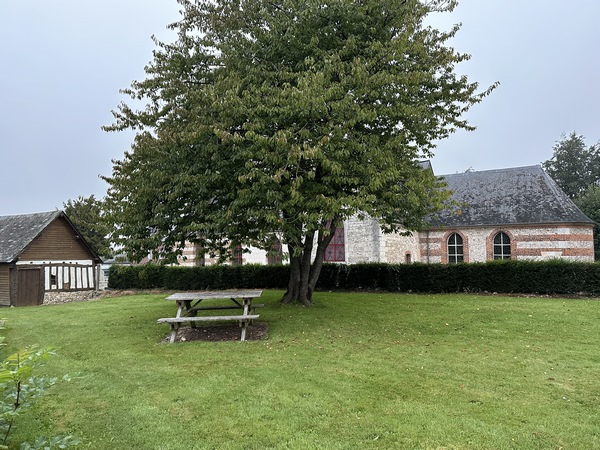 Nous partons du parking de la mairie. A noter, l'aire de pique-nique entre la mairie et l'église Saint-Gilles.