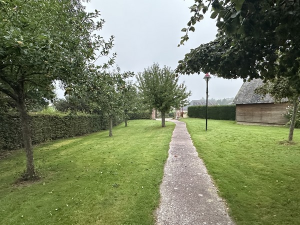 Nous sortons du parking en suivant ce chemin.