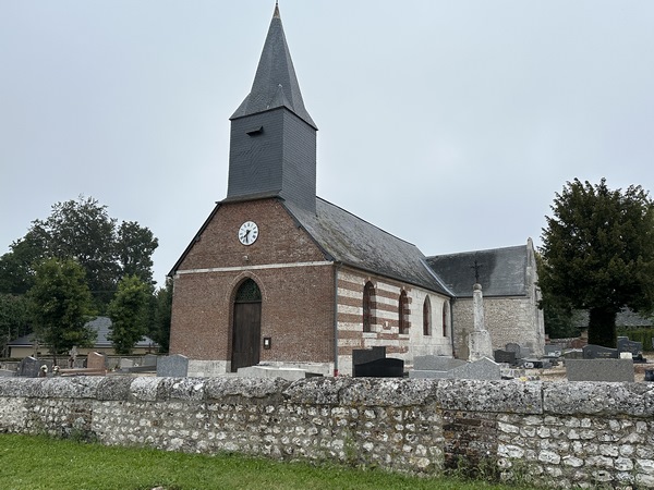 Nous longeons l'église Saint-Gilles.
