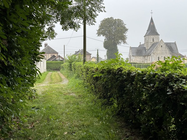 Nous arrivons à St-Aubin de Crétot. On voit déjà l'église Saint-Aubin (XIIe XVIe).&nbsp;