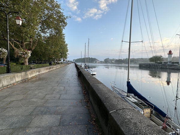 Nous partons du Bd Charles V, mais il est possible de se garer au parking Visiteurs, et de traverser le port. Nous suivons la jetée ouest.
