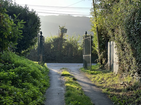 Nous sortons du chemin par l'ancien portail du domaine de la Mare aux Loups. Ce chemin est désormais public, et c'est même un chemin balisé.