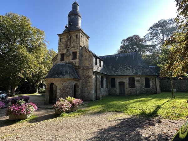 Nous arrivons devant la chapelle Notre-Dame-de-Grâce d'Equemauville (XVIIe). Cette chapelle remplace l'ancienne chapelle (XIe) disparue dans un éboulement de la falaise.&nbsp; Les photos de l'intérieur sont dans l'album de la rando.