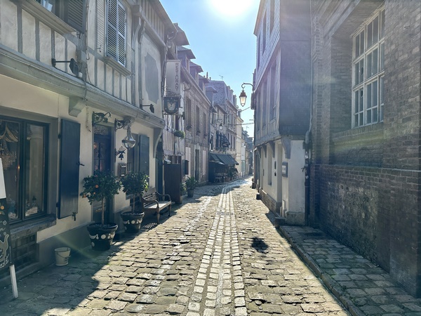Nous entrons dans Honfleur par les petites rues de la vieille ville.