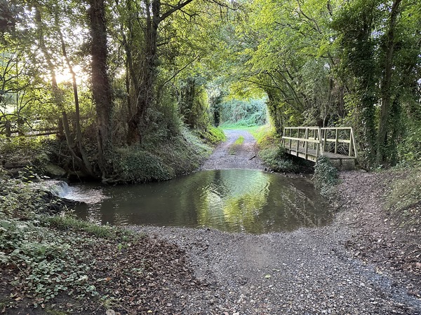 Gué et passerelle sur le chemin du Chêne.