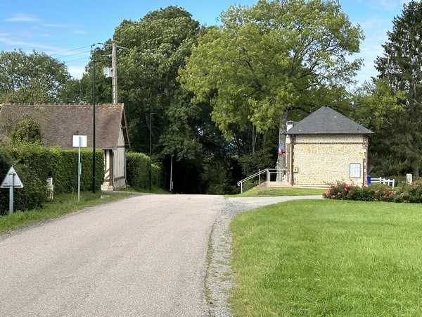 Nous voilà de retour au niveau de la mairie de Lessard-et-le-Chêne.