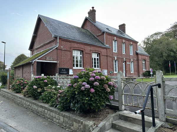 Je pars de la mairie de Gonzeville. L'école est fermée depuis 1992, mais abrite une classe des années 50, proposée à la visite (gratuit, sur RDV).&nbsp;