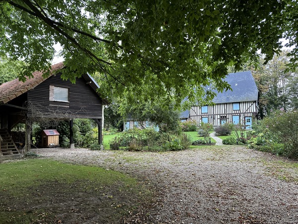 Le bourg réuni plusieurs maisons typiques, des chaumières, des maisons de maître, manoirs...