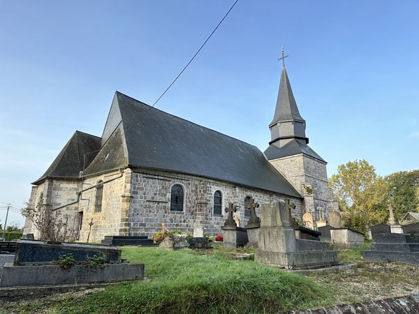 Eglise Saint-Martin de Fultot, composée de deux nefs et d'un clocher à tour carrée (XVIe).