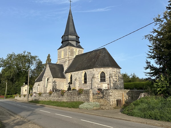 Je traverse Anglesqueville-le-Bras-Long, et je vais longer l'église Sainte-Anne par le chemin dont on devine l'entrée, en face.