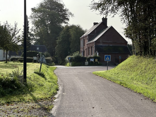 Me voilà de retour, avec en face la mairie de Gonzeville.