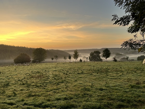 Nous voilà au hameau des Chaufourniers. On comprend pourquoi le circuit passe par ici ! Nec plus ultra, nous profitons de ce point de vue au moment où le soleil levant ajoute sa touche dorée.