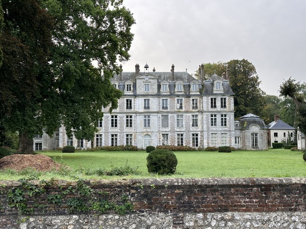 La château de Brumare a été bâti au XVIIe siècle, sur les fondations de son prédécesseur du XVIe. Les ailes datent du XVIIIe le dernier étage et le toit du XIXe. Il a été la propriété de la comtesse de Levis-Mirepoix, princesse de Robech, première femme à siéger au Conseil Général de l'Eure.
