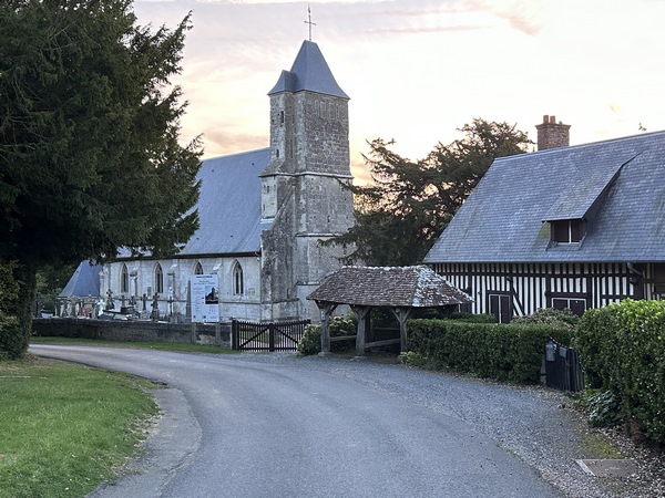 L'église Saint-Pierre se trouve entre le bourg et le château. C'est une église à tour lombarde, avec un large porche orné d'une statue de la Vierge.