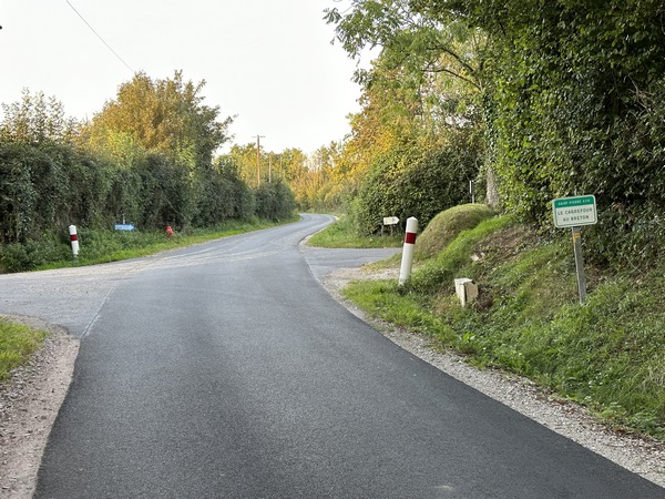 Au Carrefour aux Bretons, nous prenons à droite pour rejoindre le GR26.