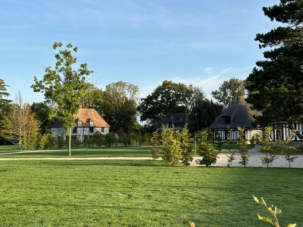 Nous suivons maintenant le Chemin de la Haute rue, qui est une petite route, et longeons le haras du Thenney.