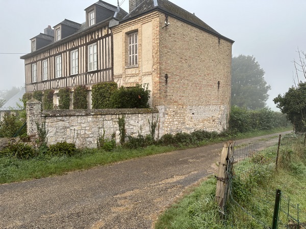 Nous quittons la Rue pour suivre le chemin en direction du château de Robert de Beaumont.