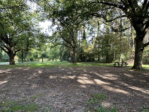 Nous longeons l'aire de Pique-Nique de la Coutume.