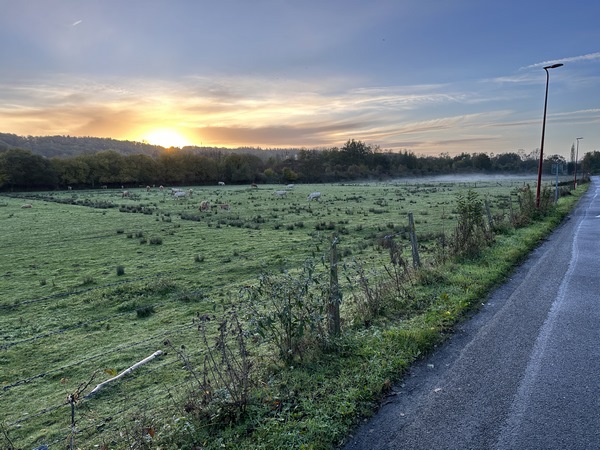 Nous partons du petit parking au carrefour de la rue de l'Ecole et de la rue de l'Eglise, et rejoignons la rue des Communes dans la vallée de la Risle.