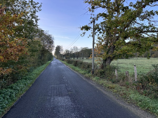 La rue des Communes est une petite route tranquille entre Risle et Coteau boisé. Elle longe la ligne ferroviaire de Serquigny à Oissel.&nbsp;