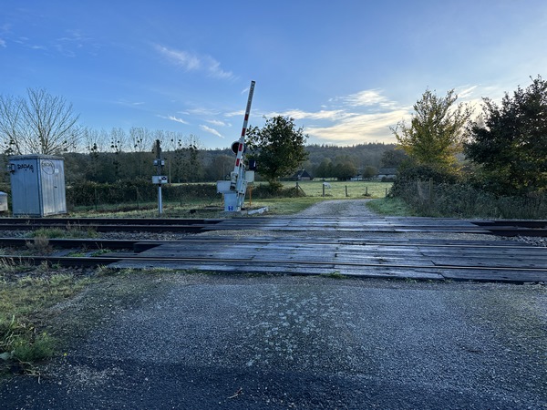 Nous passons non loin de la chapelle Saint-Eloi et de son manoir, cachés par les arbres de la propriété. Nous traversons la voie ferrée pour longer les étangs.