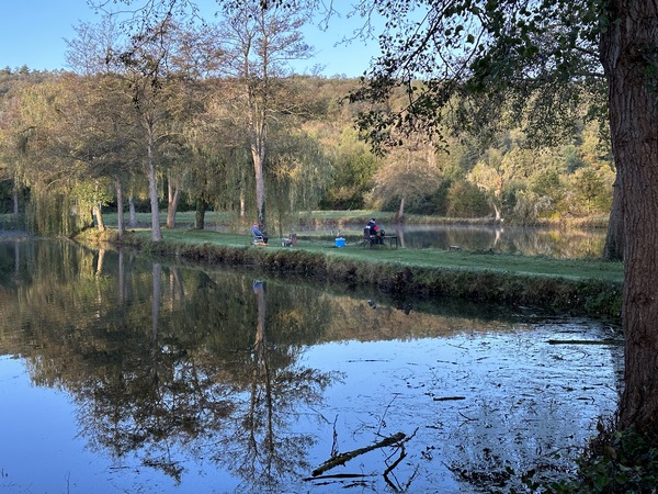 L'ambiance est paisible le long de ces étangs. Derrière nous, la Charentonne rejoint la Risle.