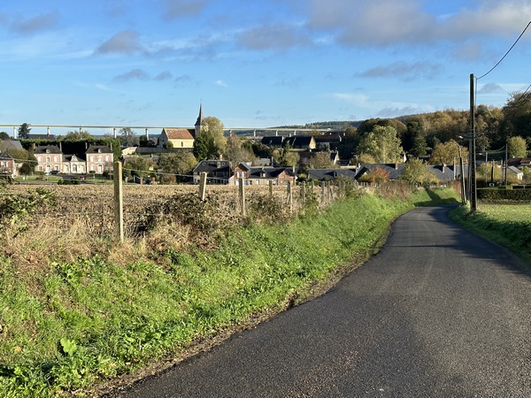 Nous sortons du bois à l'entrée de Fontaine-la-Sorêt. Belle vue sur le village, avec en arrière plan le viaduc du radier d'Aclou.