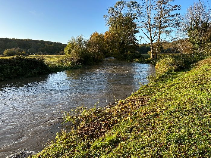 Le GR224 se glisse entre la Risle et le bois de Grammont.