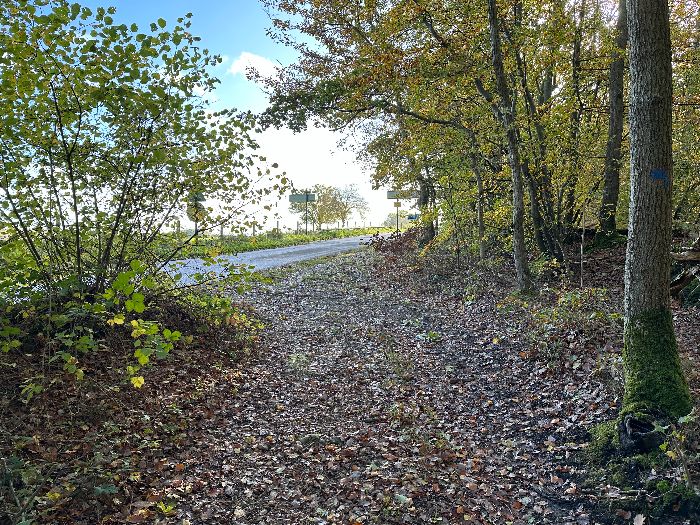 Le chemin débouche à l'entrée du hameau de Conchez.