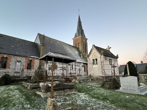 Nous partons du Theil-en-Auge, dont la toute petite mairie (20 m2) bénéficie d'un grand parking. Nous traversons la route de Bernay pour marcher vers le nord.