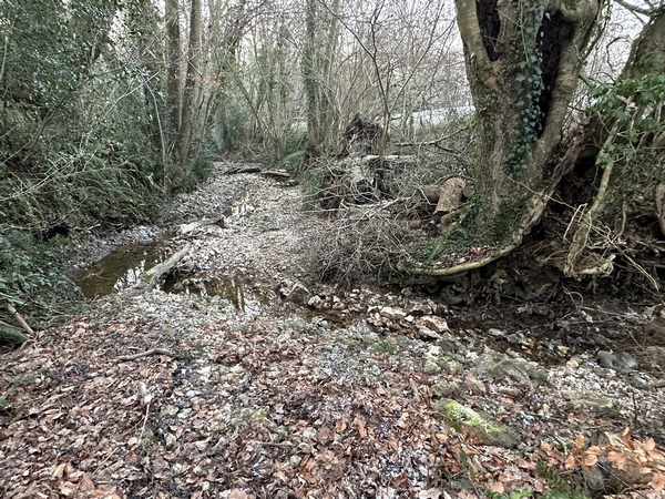 Notre chemin suit ici, sur quelques mètres, le lit d'un fossé d'eaux de ruissèlement...