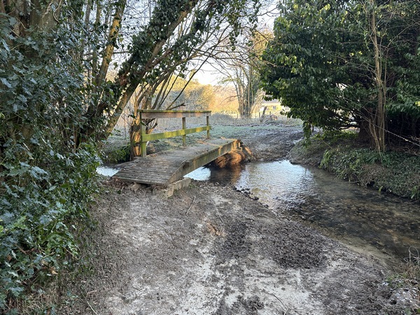 Dans le vallon, nous traversons l'un des ruisseaux qui alimente l'Orange sur ce pont de bois.