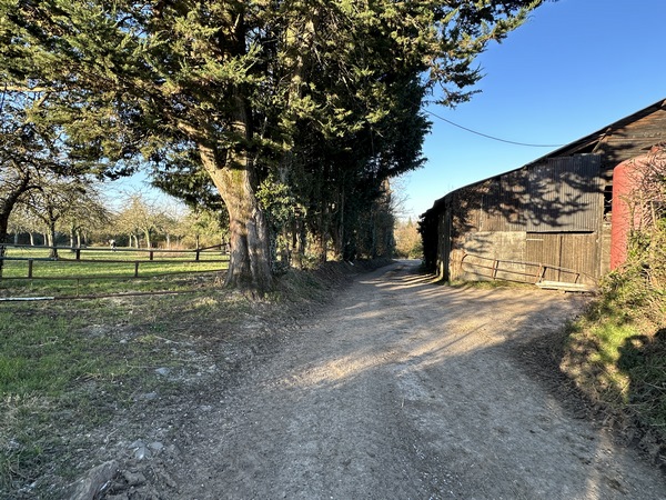 Nous longeons la ferme des Parquets sur le plateau céréalier de Fourneville. Les moutons qui servaient à entretenir les parcelles après les moissons étaient gérés en petits parcs, les "parquets".