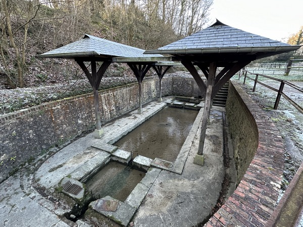 Impossible de ne pas s'avancer jusqu'à l'impressionnant lavoir de Fourneville. Il est traversé par les eaux de l'Orange, dont l'une des sources est à proximité du lavoir.