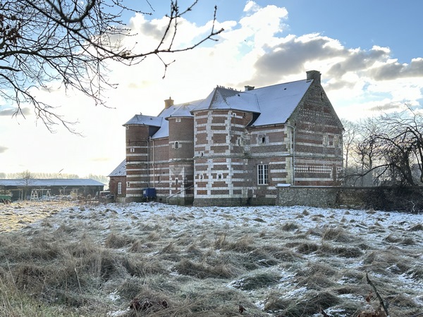 Au bord de la route de Bosville se trouve le manoir de Commanville (XVe), étonnant e bâtisse au riche décor polychrome.