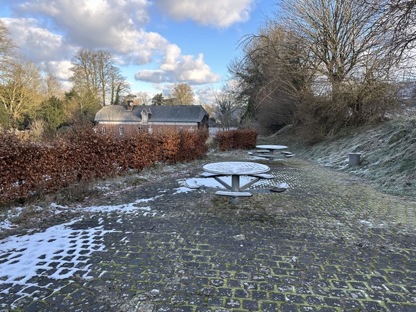 A proximité de la chapelle de Barville, se trouve cette aire de pique-nique, idéale pour une pose autour d'un café chaud.