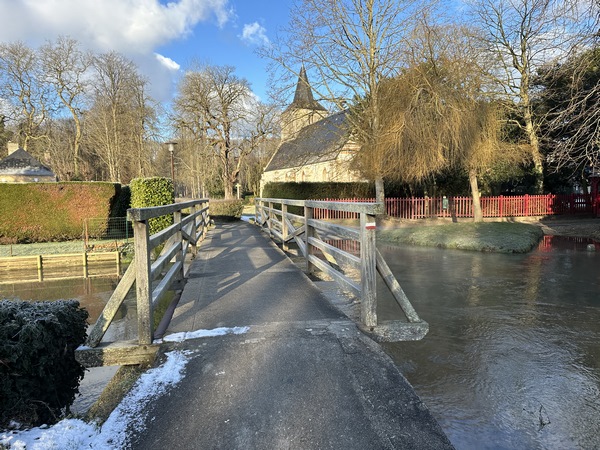 Traversée de la Durdent vers la chapelle de Barville. Quelle image ! On adore déjà ce circuit !