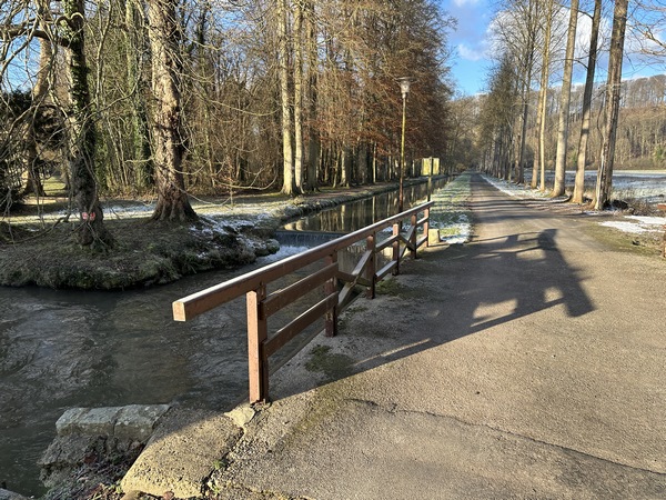 Nous longeons maintenant le canal qui alimente le plan d'eau du château de Cany, et autrefois remplissait ses douves.