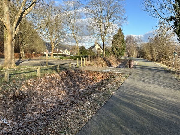 Nous retrouvons la Véloroute du Lin qui se dirige vers Cany-Barville. Nous allons la quitter ici, pour tourner à gauche et traverser le centre ville.