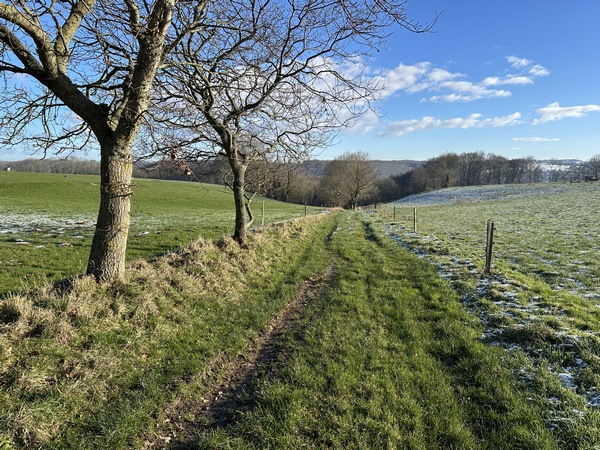 Nous montons jusqu'à Claville, pour redescendre vers la vallée.